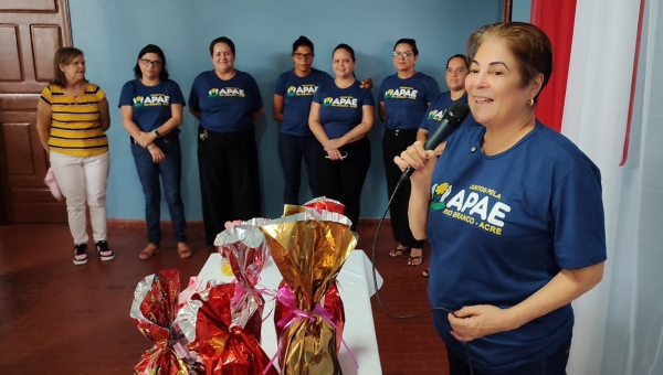 Com bolo e entrega de brindes, Apae Rio Branco realiza festa em alusão ao Dia das Mães